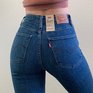 Levi’s 721 high rise skinny jean in medium wash